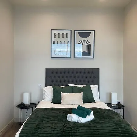 1 Bed Flat In The Heart Of Leeds Apartment