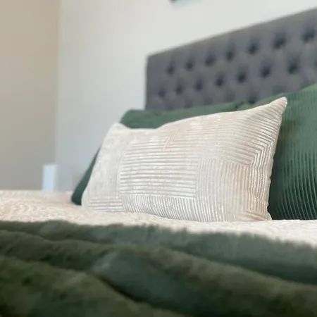 1 Bed Flat In The Heart Of Leeds Apartment